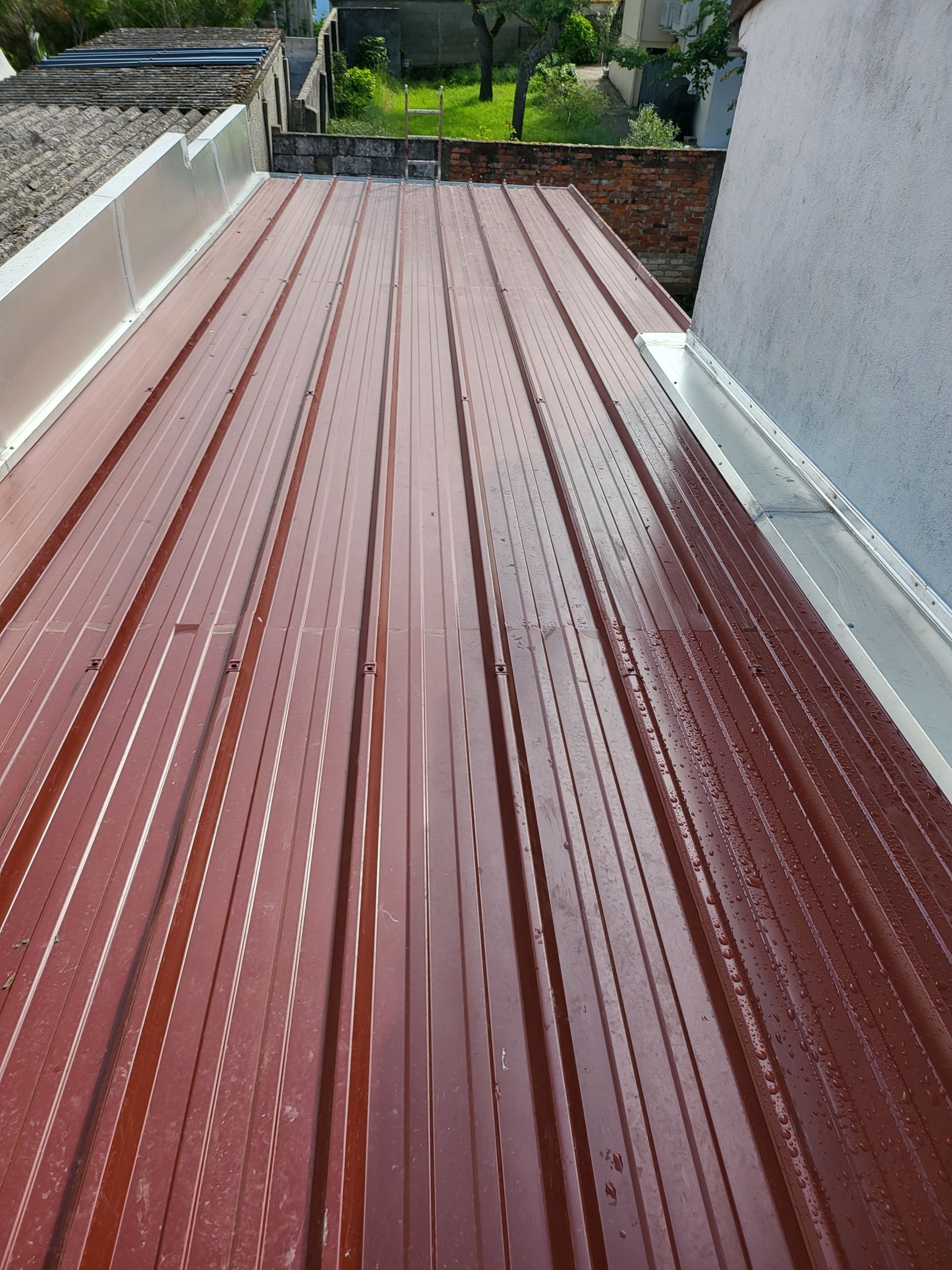 Toit rouge en joint debout