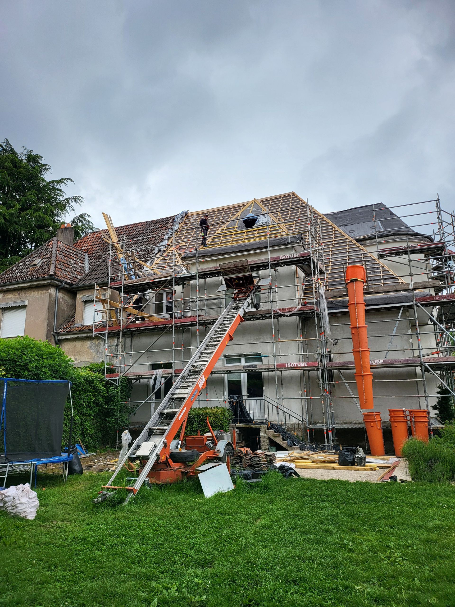 Rénovation d'une toiture de maison avec des échafaudages