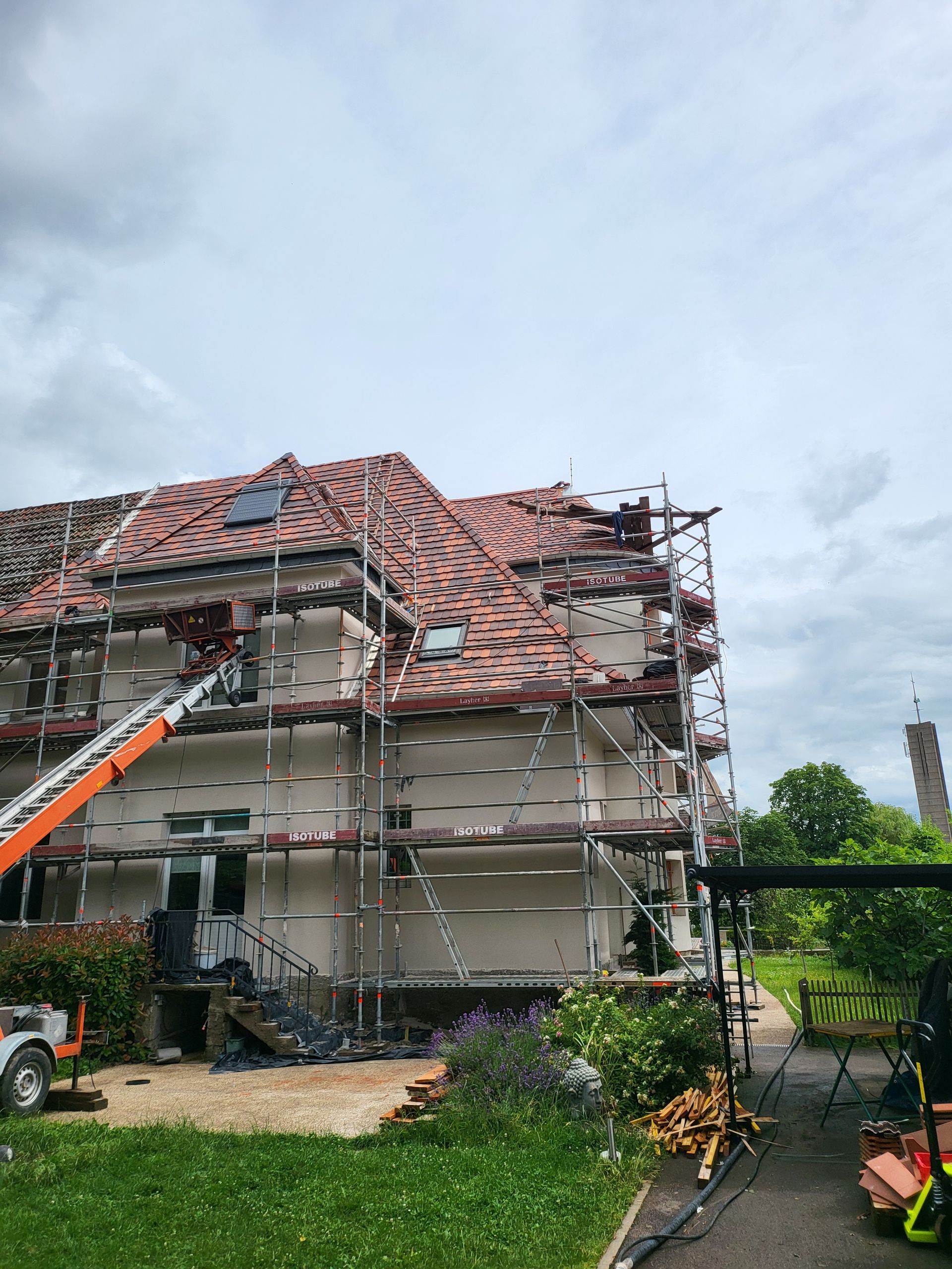 Échafaudage pour la rénovation d'une toiture