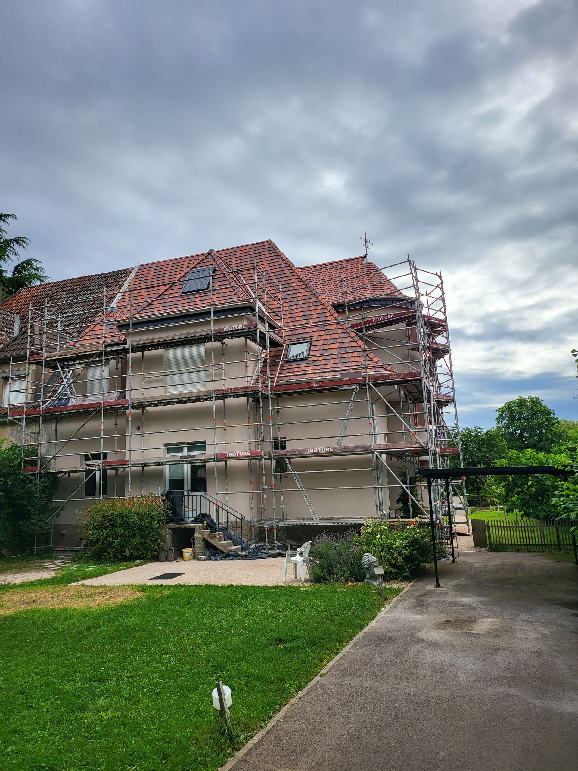 Échafaudages posés autour d'une maison 