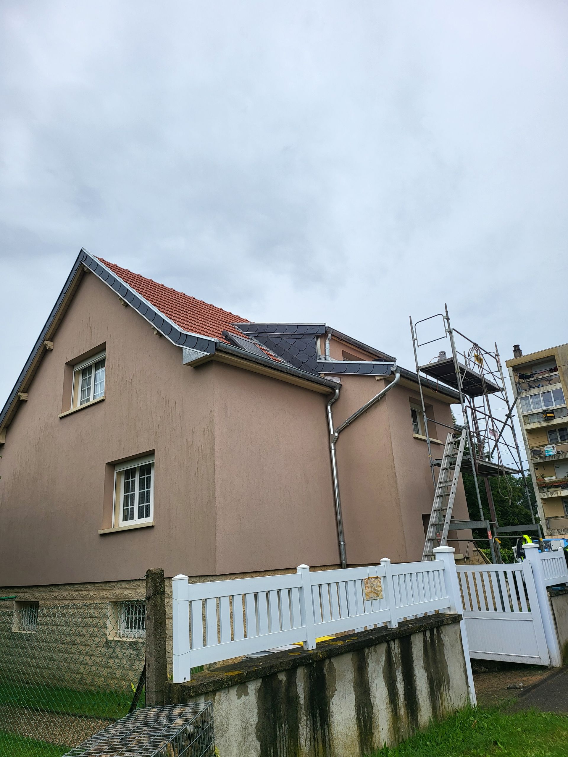 Maison avec un échafaudage