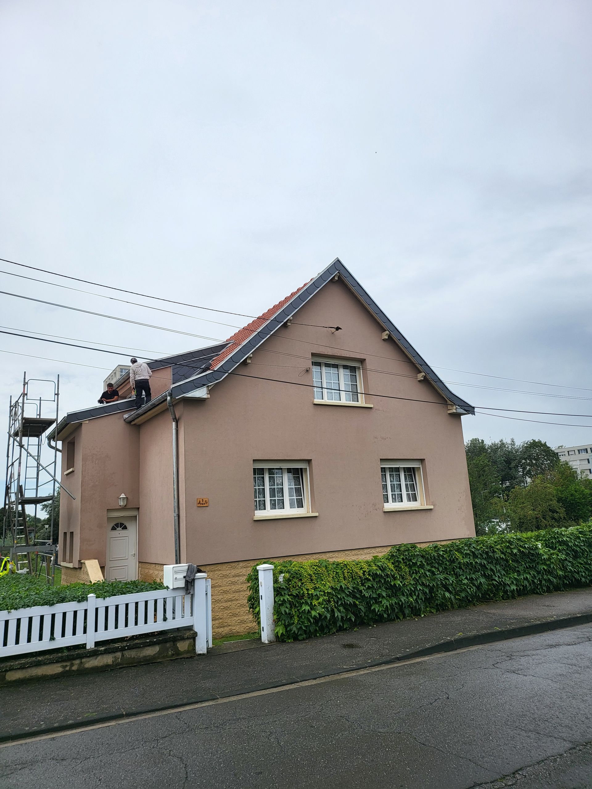 Façade d'une maison en rénovation de toiture