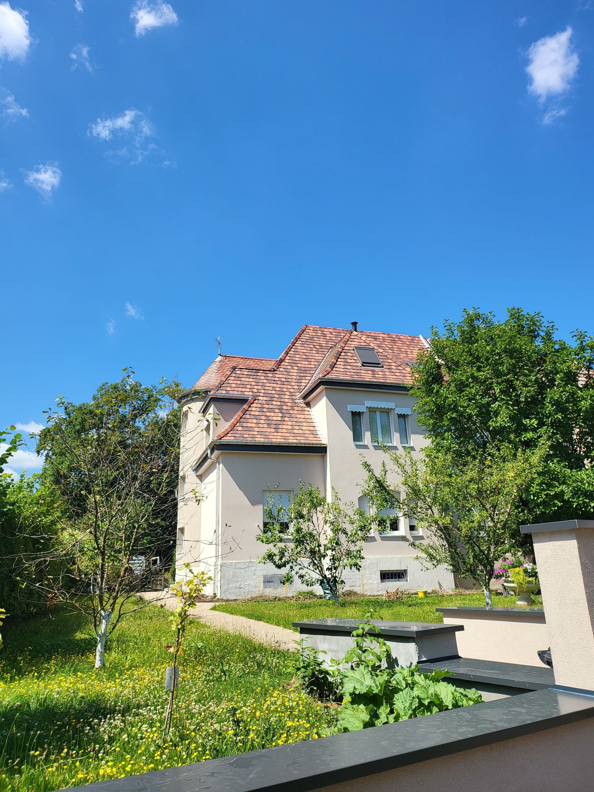 Maison blanche avec une toiture en tuile