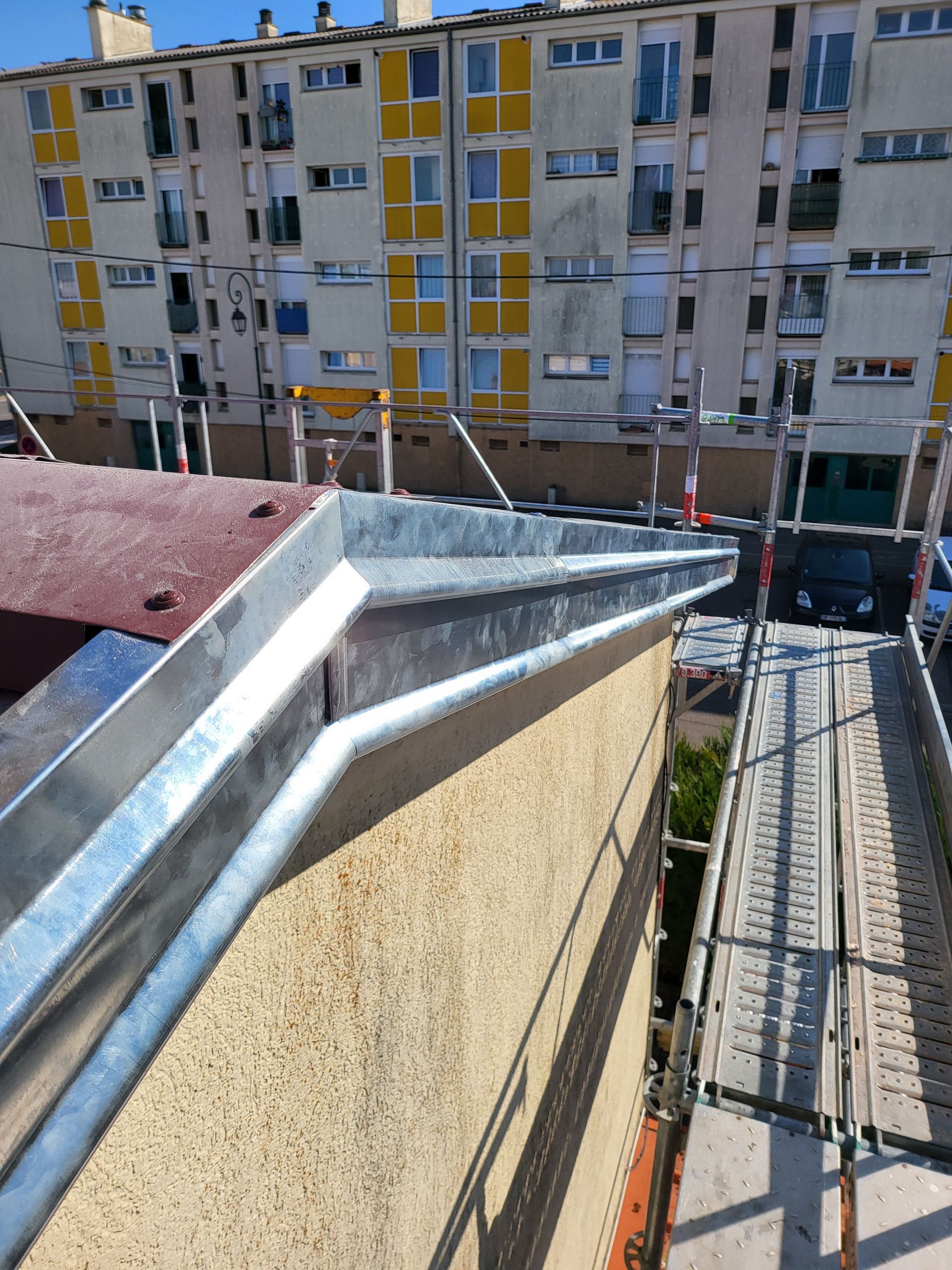 Flanc d'une toiture avec zinguerie