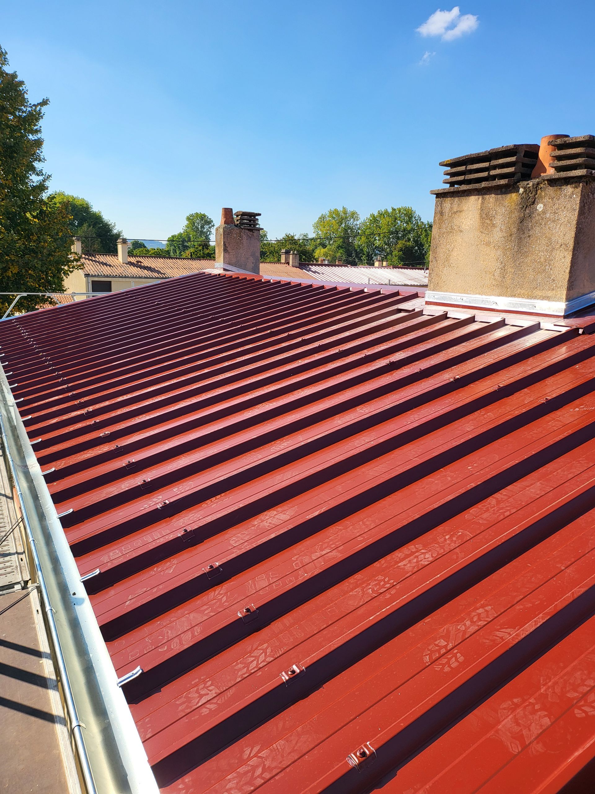 Toit rouge de type joint debout