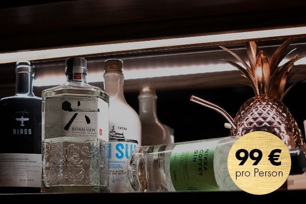 Regale voller Spirituosenflaschen mit einem goldenen Preisschild von 99 Euro pro Person.