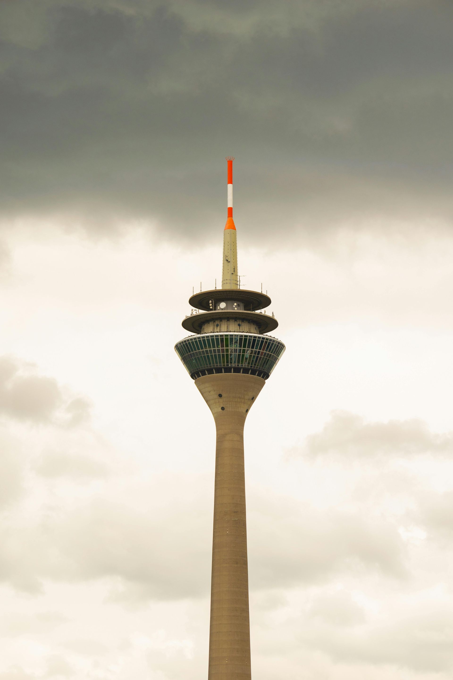 Fernsehturm in Düsseldorf, Deutschland, vor bewölktem Himmel.