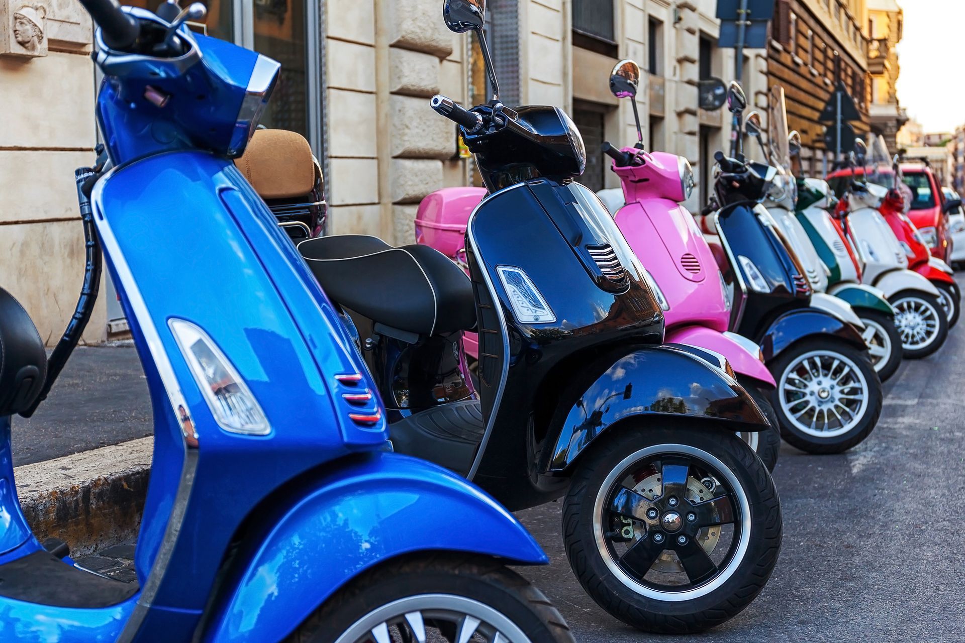 scooters bleus et roses