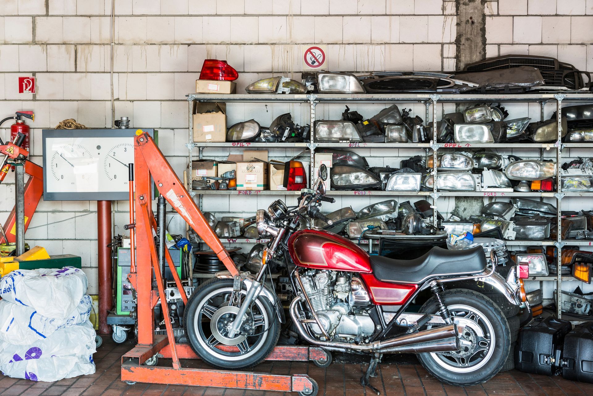 Moto en réparation dans un garage