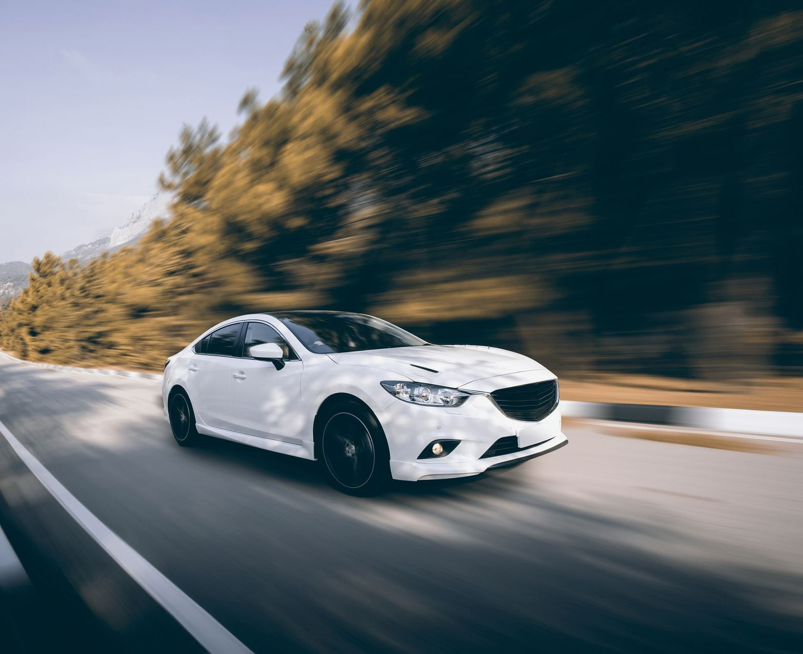 Une voiture blanche.