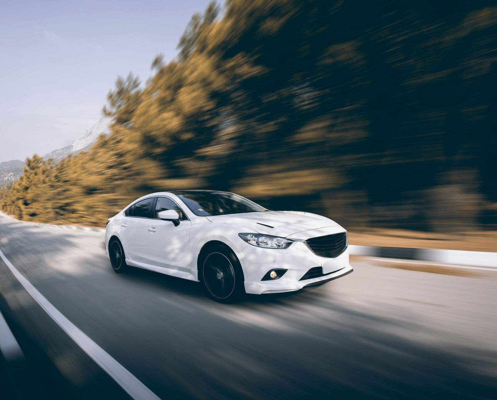 Une voiture blanche.