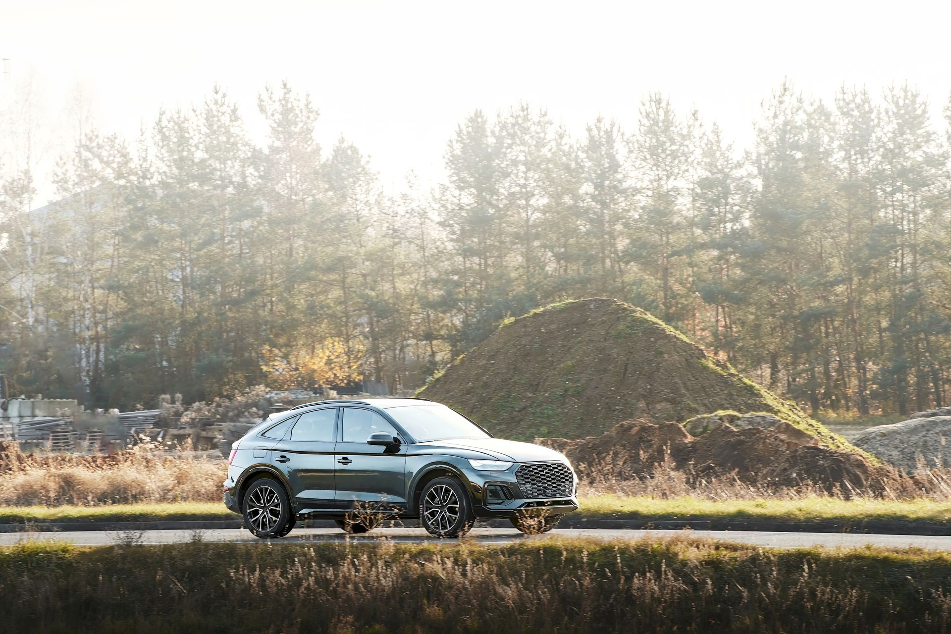 Un véhicule hybride sur la route.