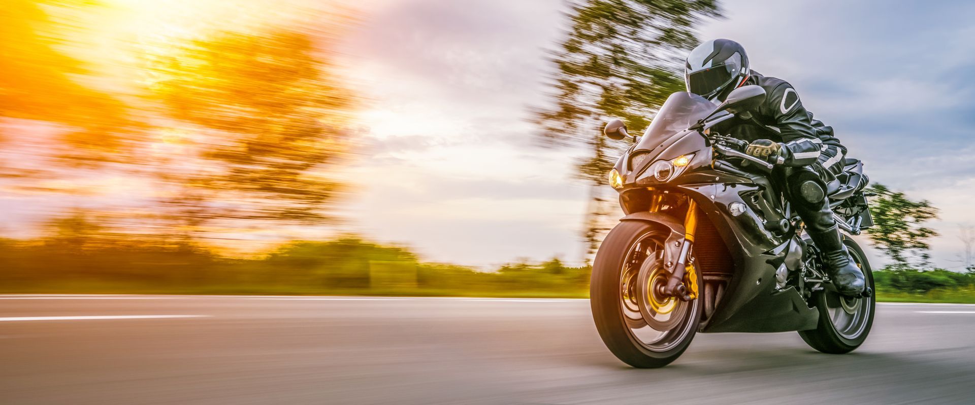 Un motard sur la route.
