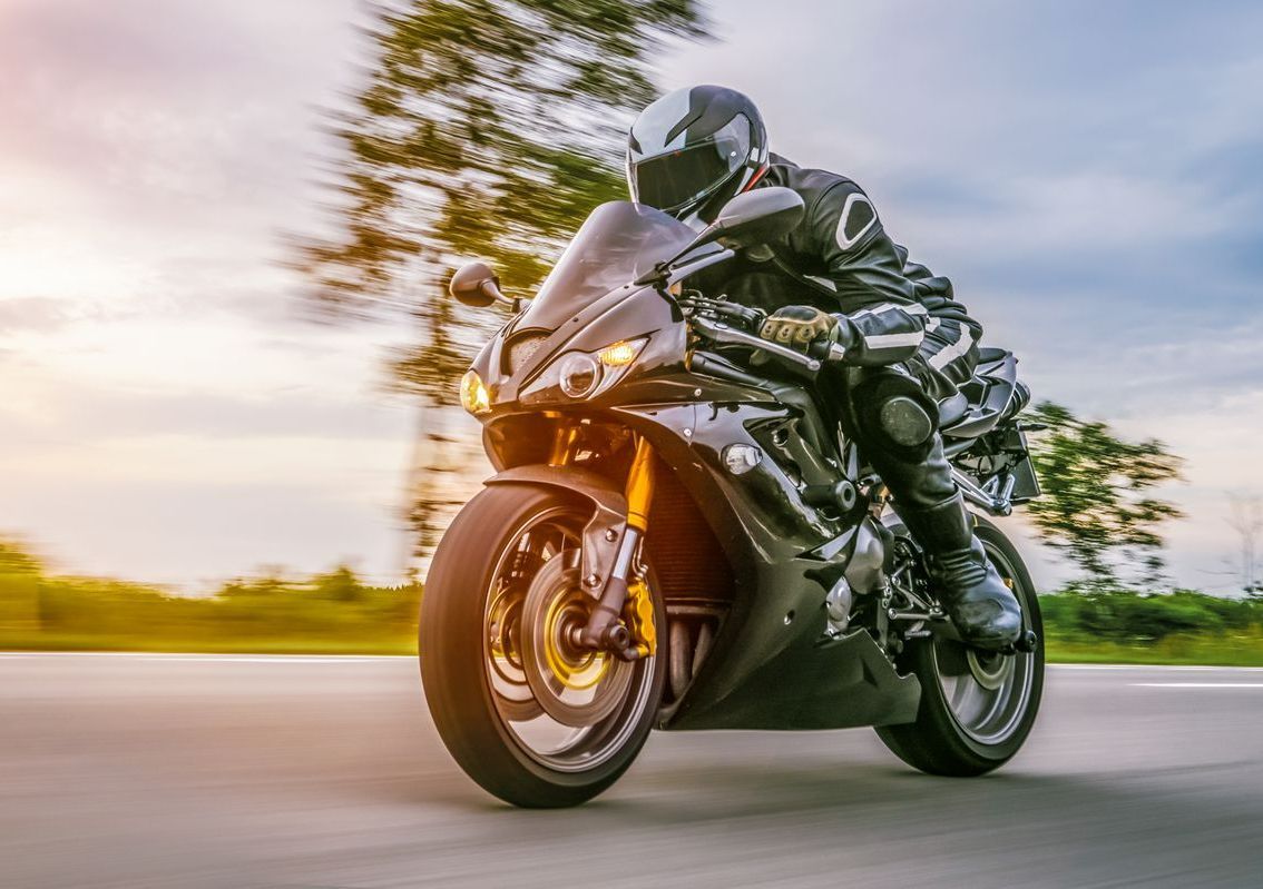 Un motard sur une route.