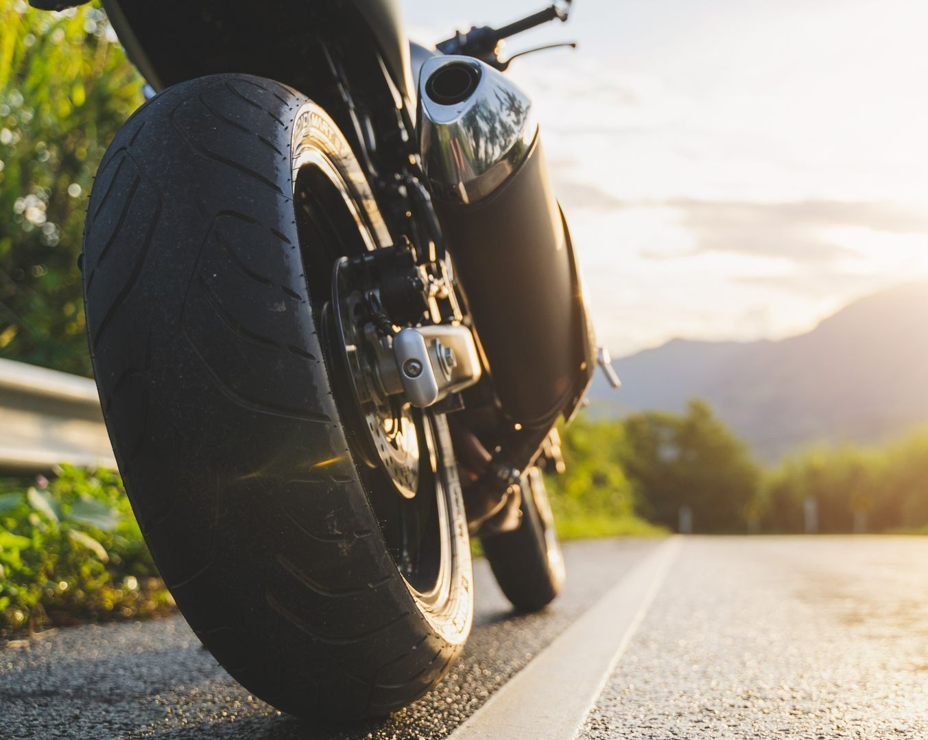 Une moto à l'arrêt.