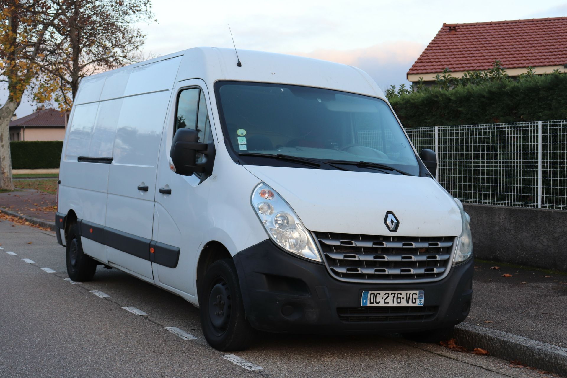 Un véhicule blanc.