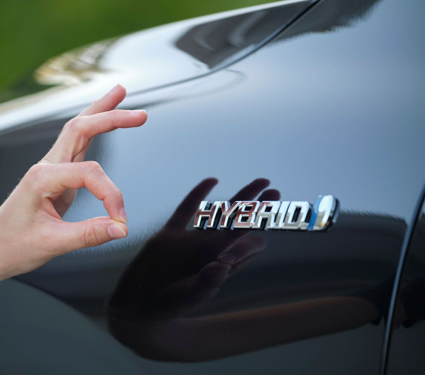 L'inscription hybride à l'arrière d'une voiture.