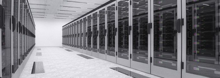 Pasillo luminoso en la sala de servidores con filas de racks de datos negros a ambos lados y suelo de baldosas.