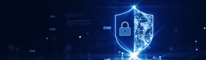 Escudo digital azul con icono de candado, concepto de seguridad brillante sobre un fondo tecnológico oscuro