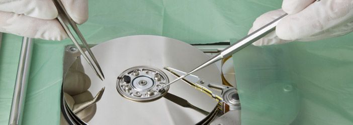 Las manos enguantadas de los cirujanos utilizan instrumentos sobre un dispositivo circular en un quirófano estéril.