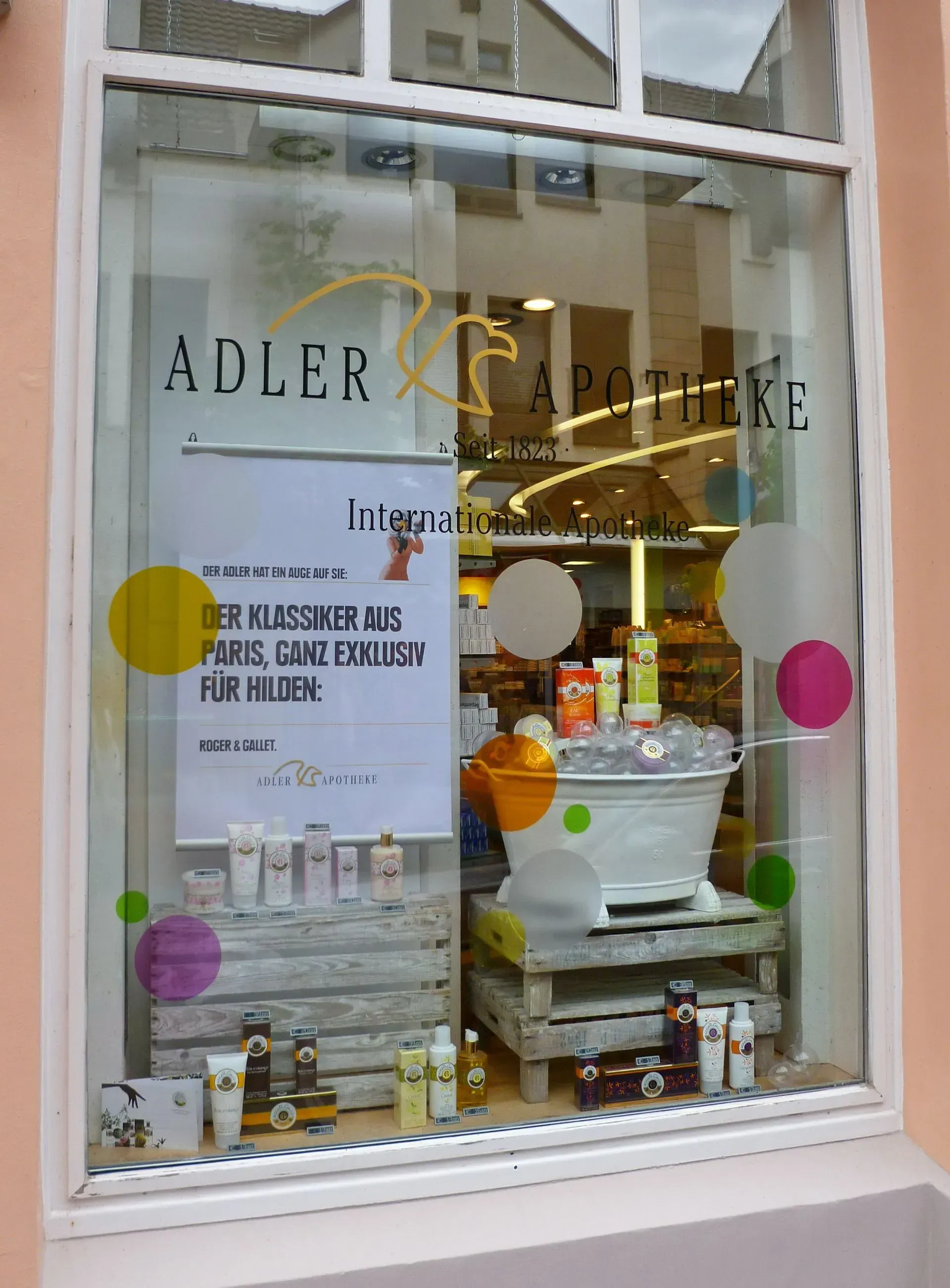 Ein Schaufenster mit einem Schild mit der Aufschrift „Adler“