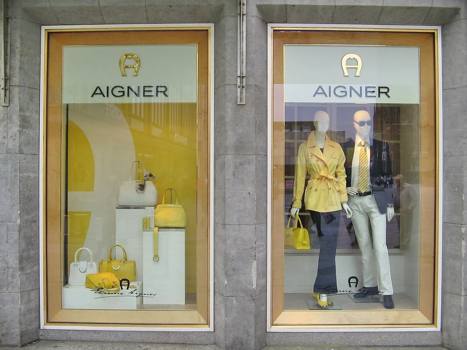 Zwei Aigner-Schaufenster mit Schaufensterpuppen darin