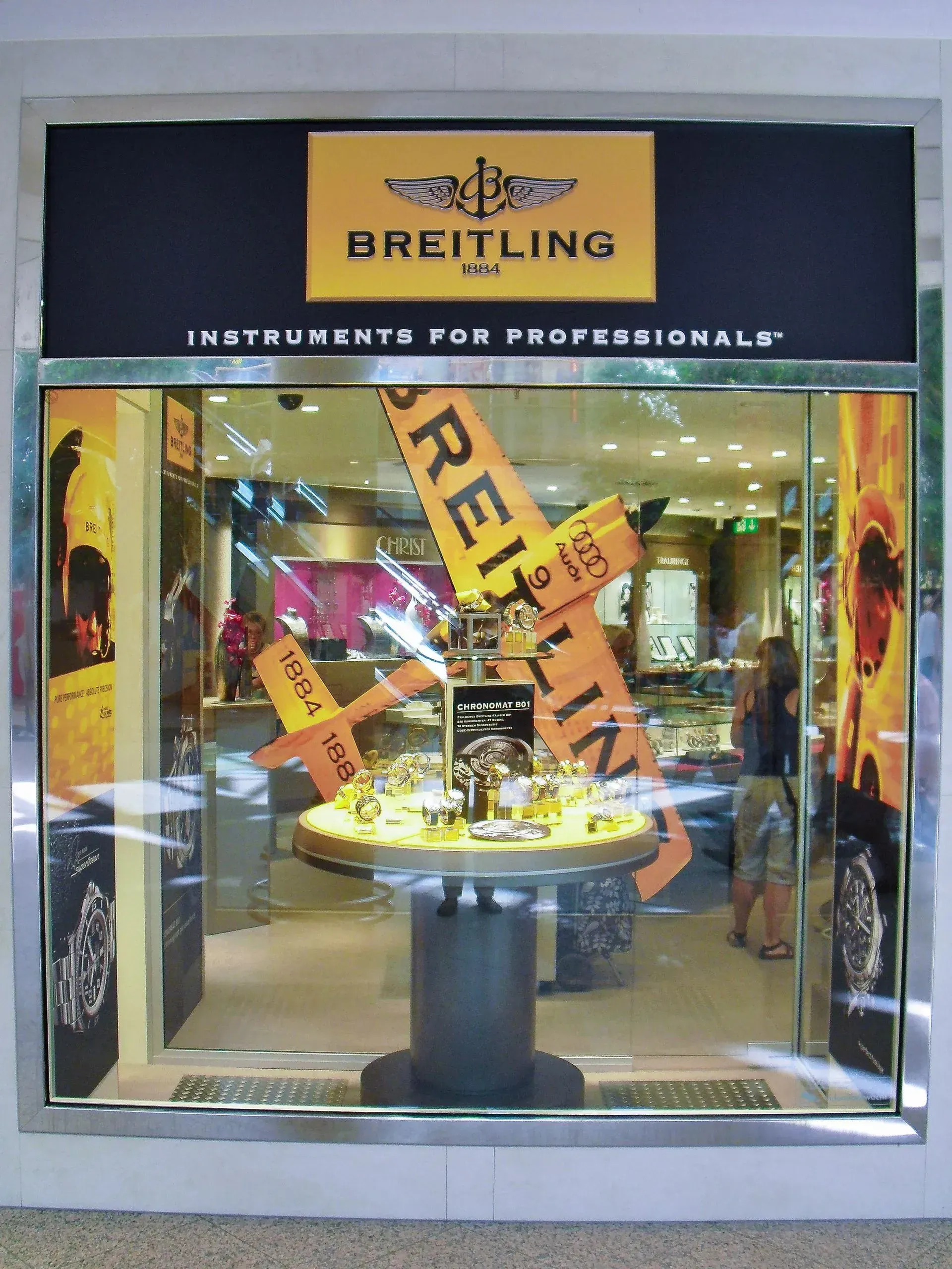 Eine Breitling-Ladenfront mit einer Ausstellung von Uhren, Stefanie Cremerius raum-station