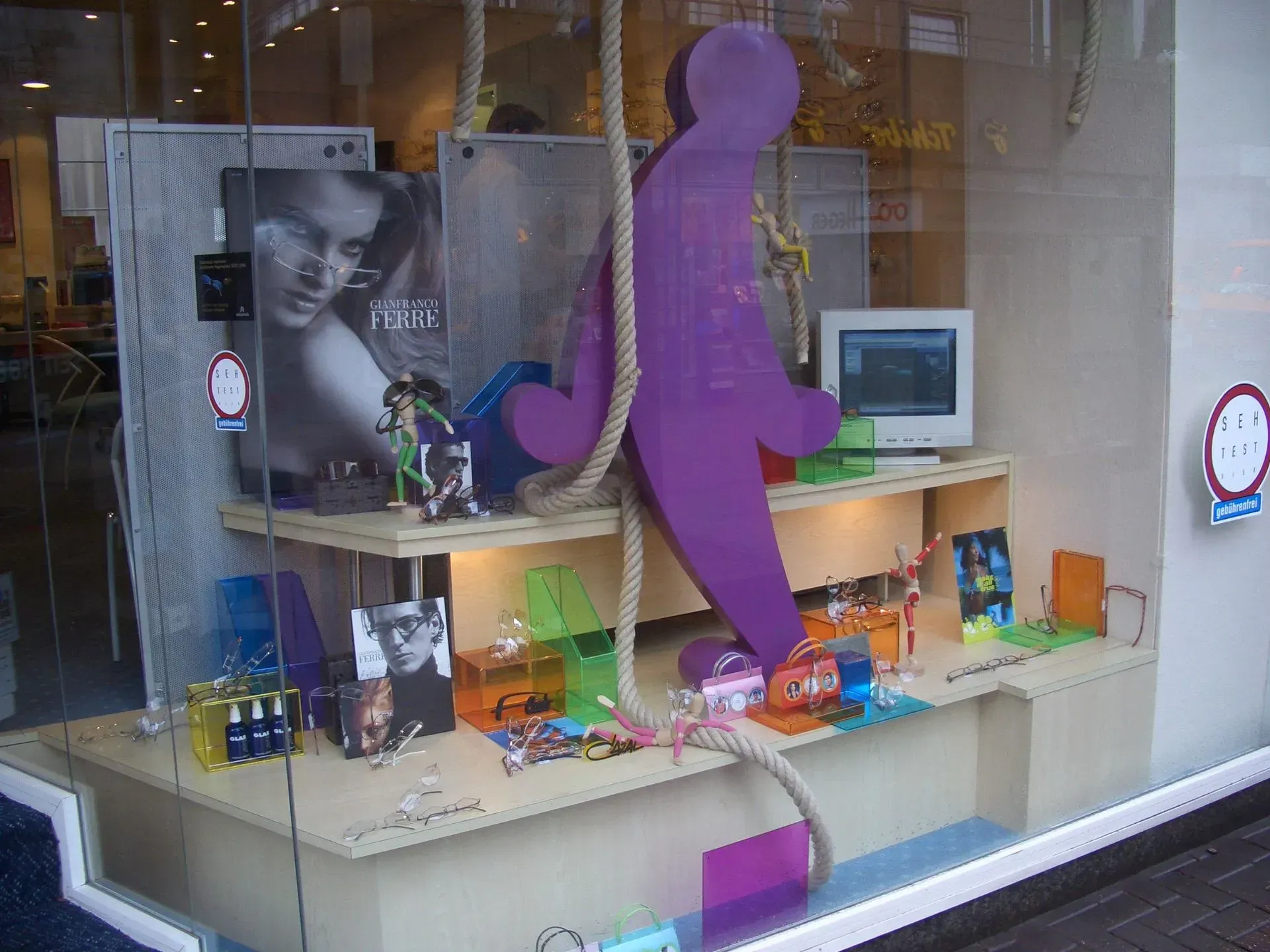 Ein Schaufenster mit einer violetten Silhouette einer Person