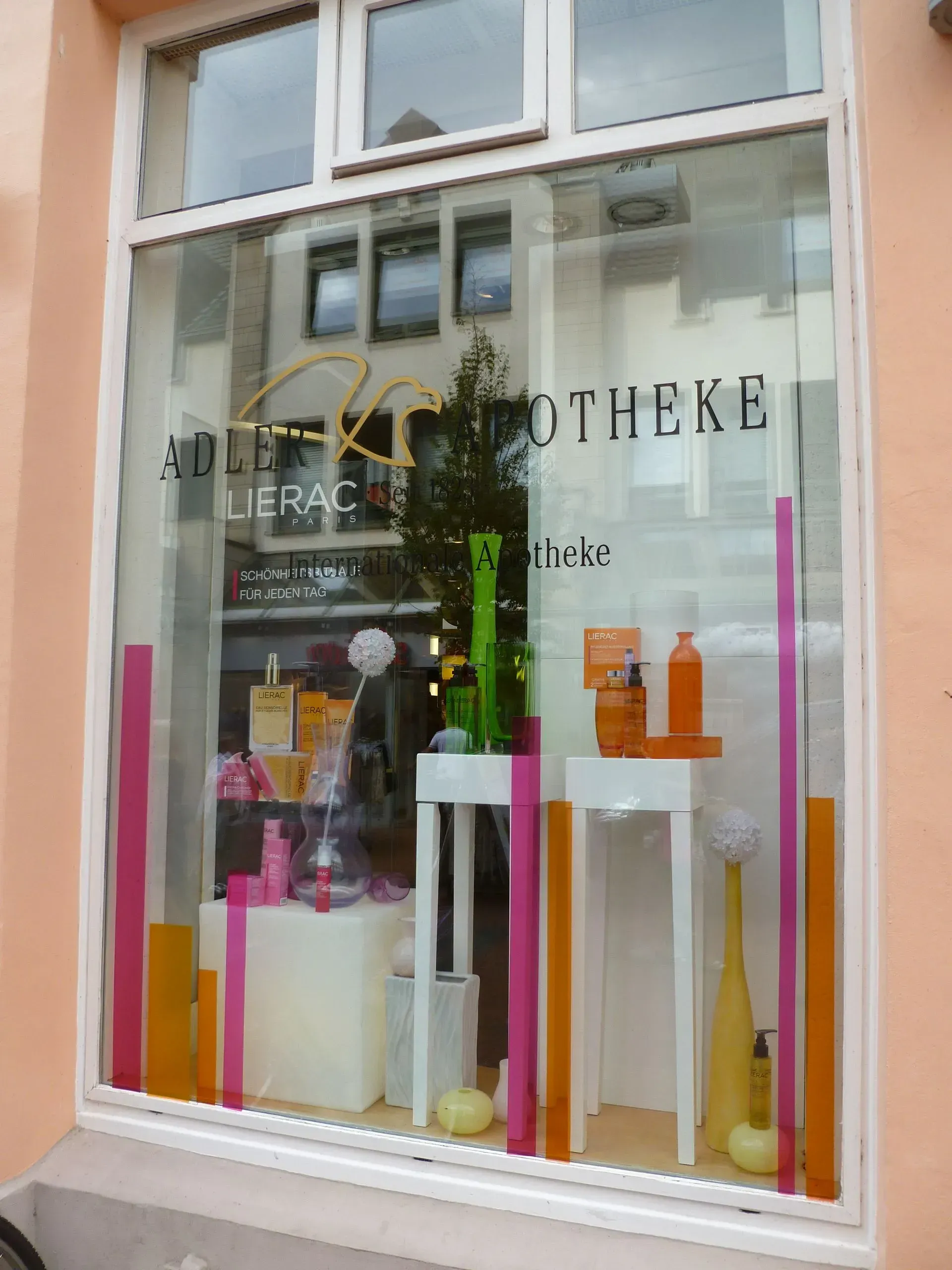Ein Schaufenster mit einem Schild mit der Aufschrift „Apotheke“, Stefanie Cremerius raum-station