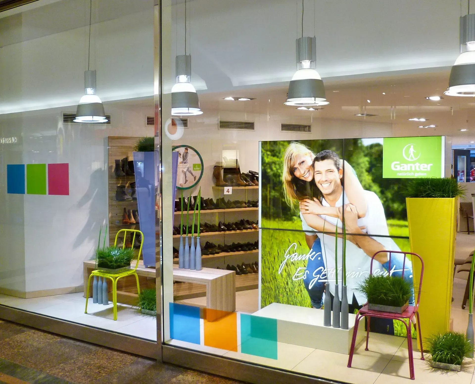 Eine Ladenfront mit einem Bild eines Mannes, der eine Frau auf seinem Rücken trägt