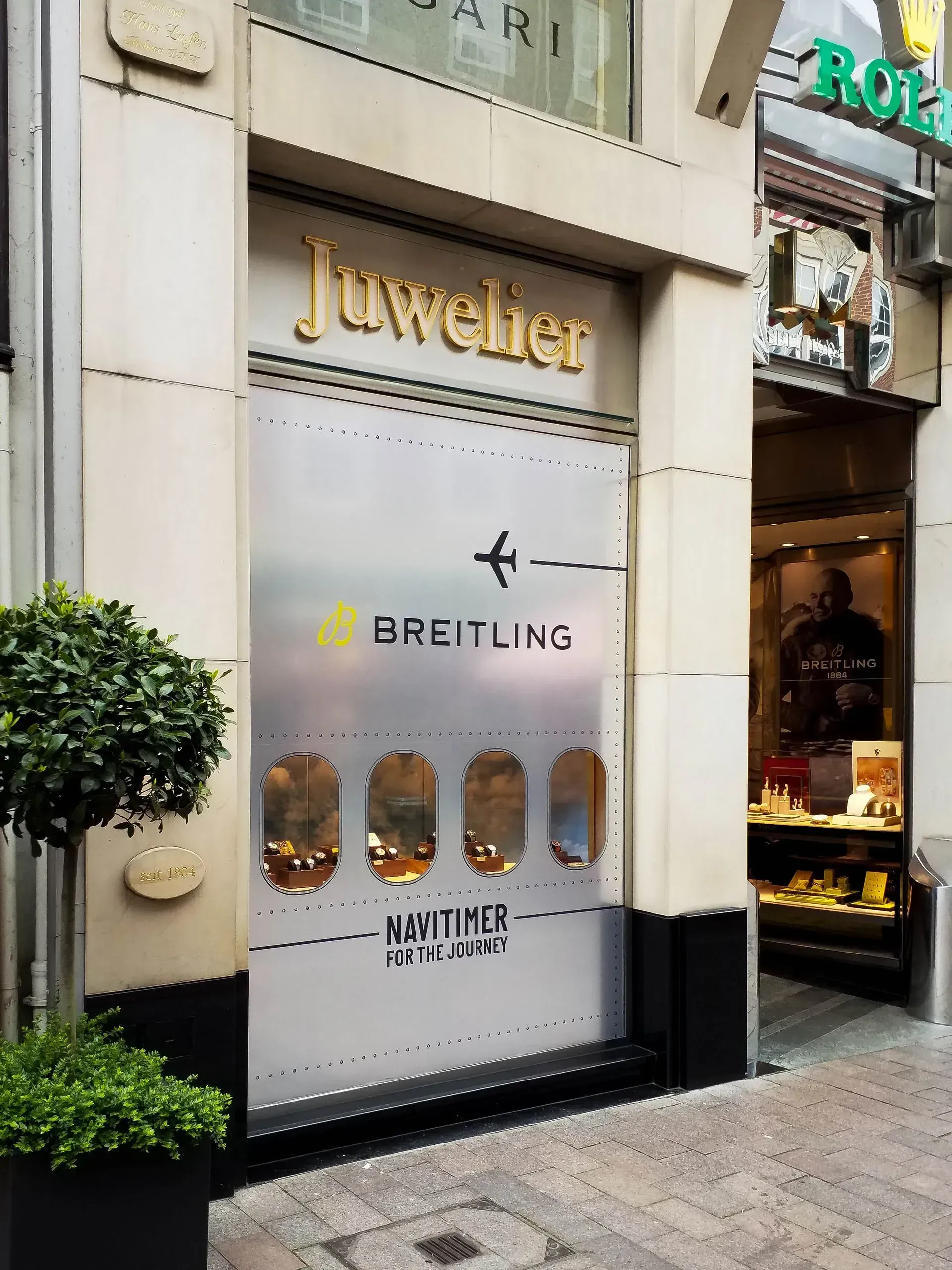 Eine Ladenfront mit dem Wort Juwelier darauf