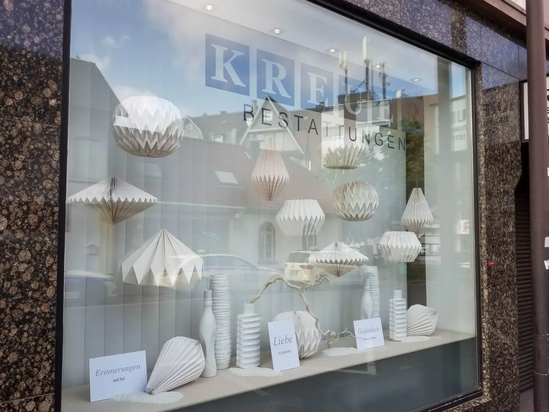Ein Schaufenster mit einer Ausstellung von Lampen und Vasen