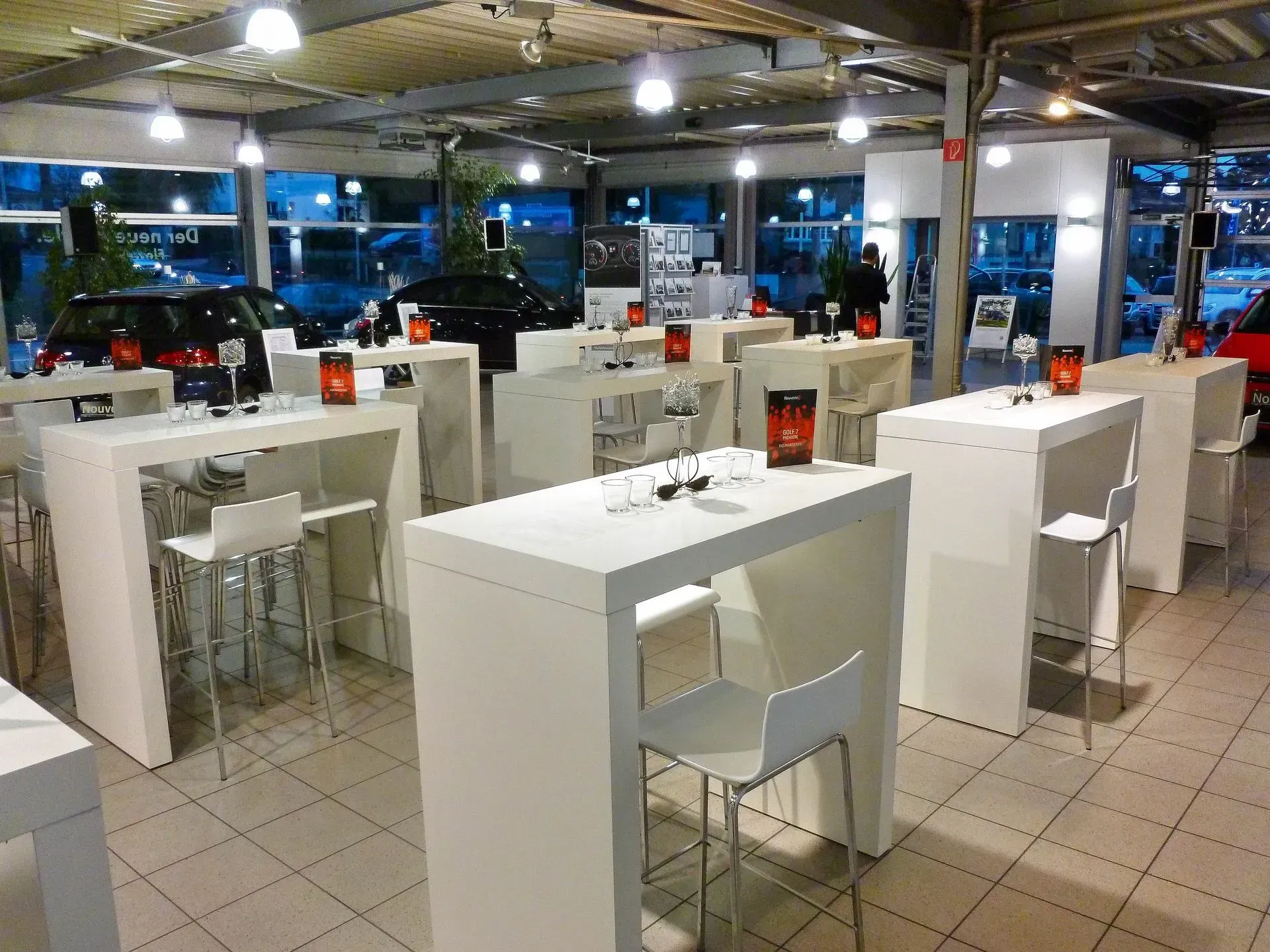 Ein Raum voller Tische und Stühle mit Kerzen darauf, Stefanie Cremerius raum-station