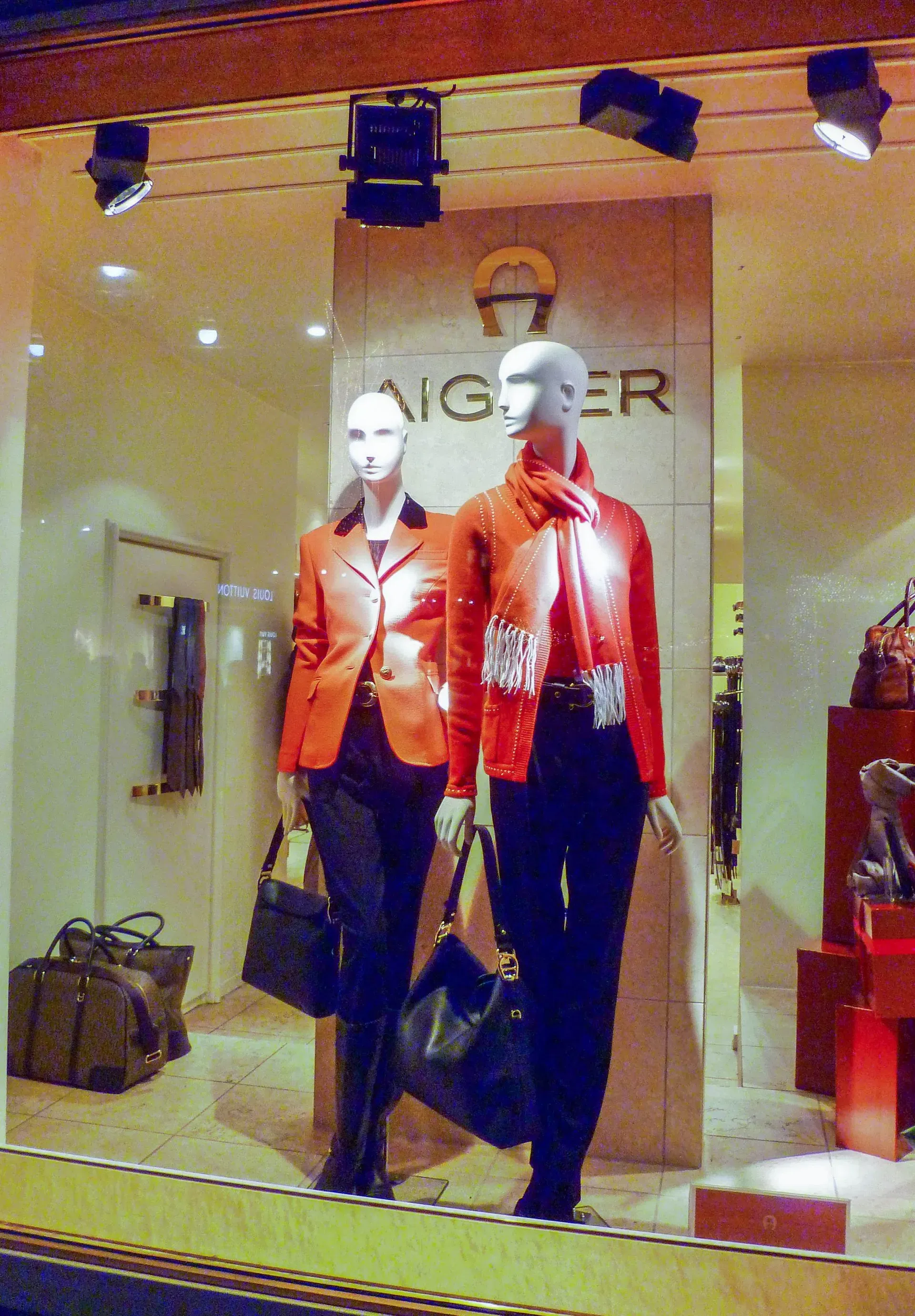 Zwei Schaufensterpuppen vor einem Schild mit der Aufschrift „Inger“