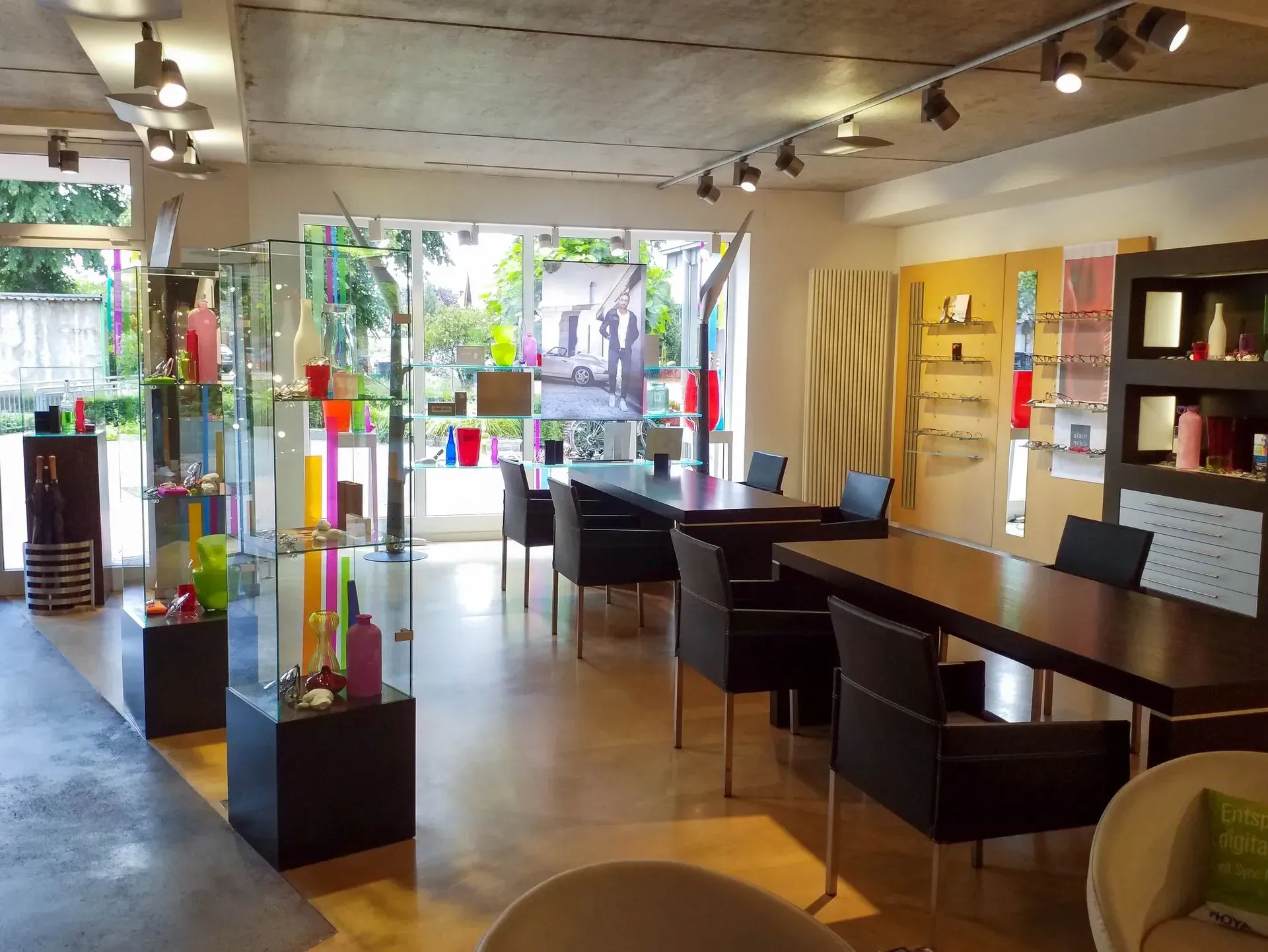 Ein großer Raum mit Tischen und Stühlen