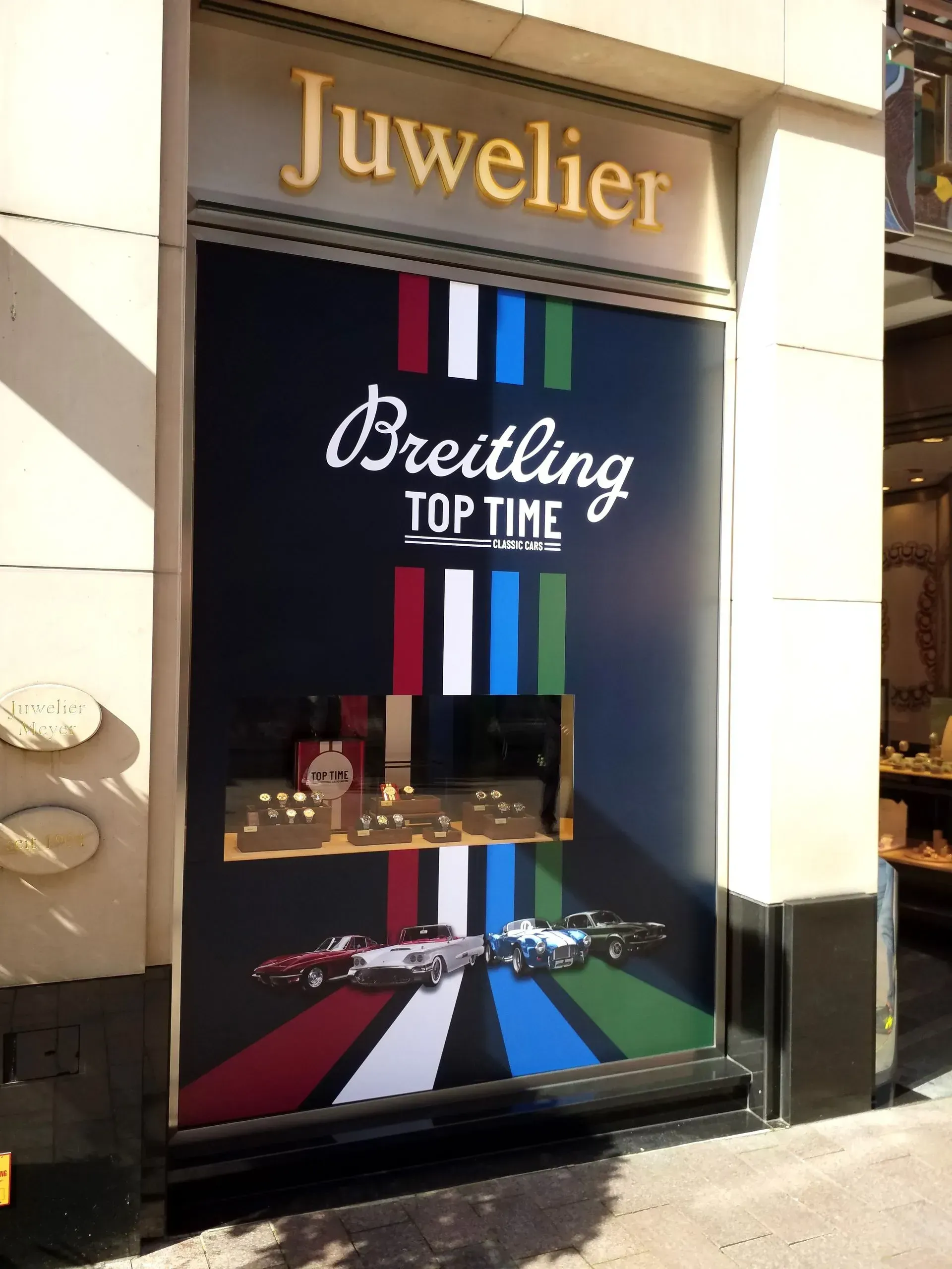 Eine Ladenfront mit einem Schild mit der Aufschrift „Breitling Top Time“