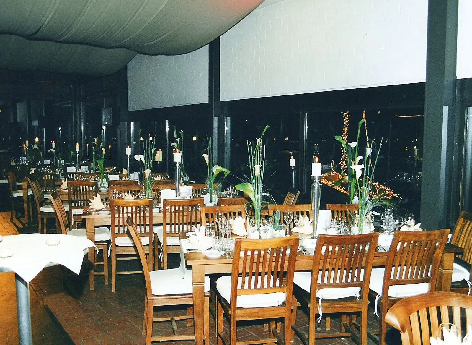 Ein Restaurant mit Tischen und Stühlen für eine Party