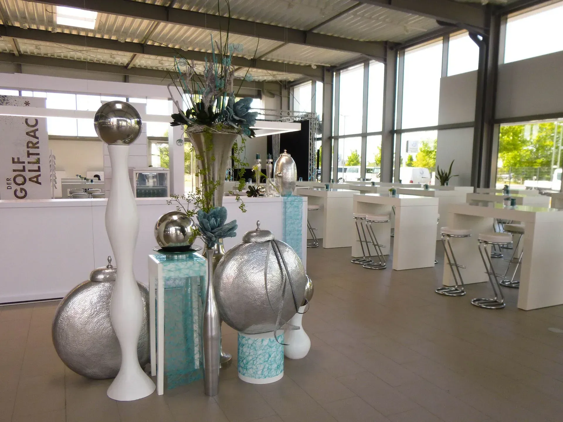 Ein großer Raum mit einem Schild mit der Aufschrift „Golf Alltrac“