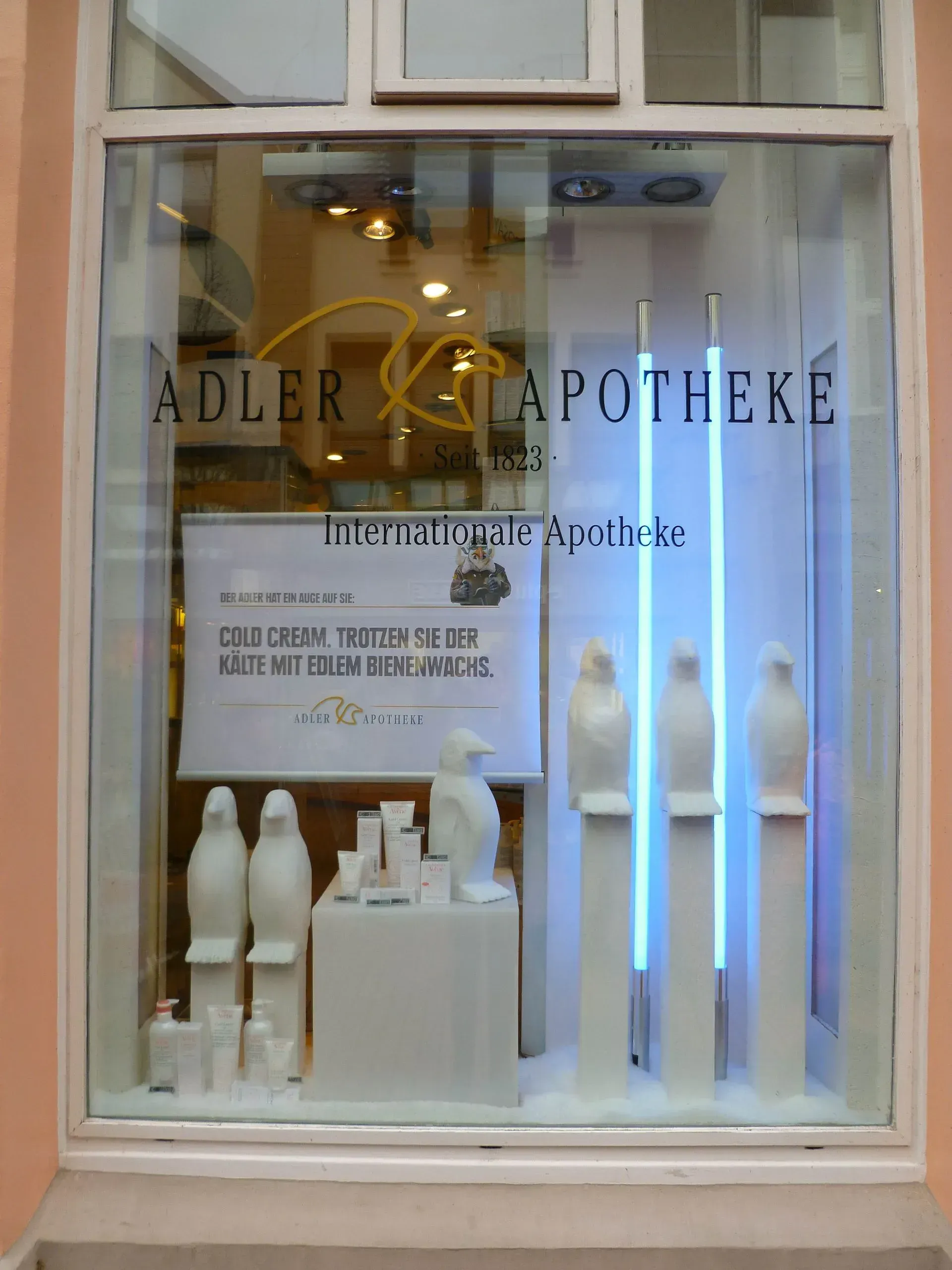 Ein Schaufenster der Adler Apotheke mit ausgestellten weißen Flaschen