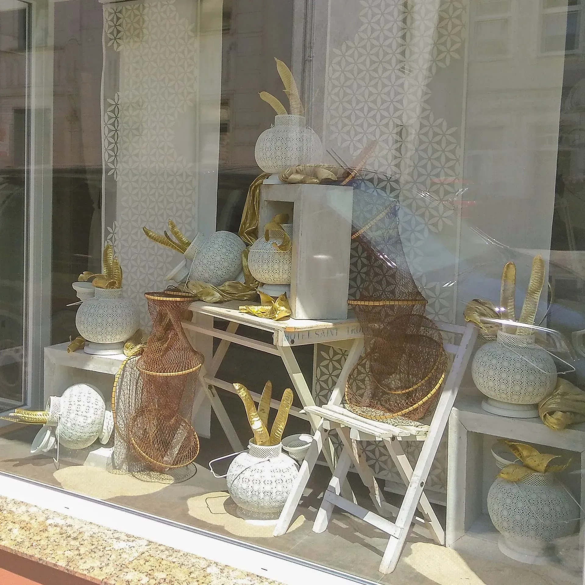 Ein Schaufenster mit einem Haufen Vasen darauf