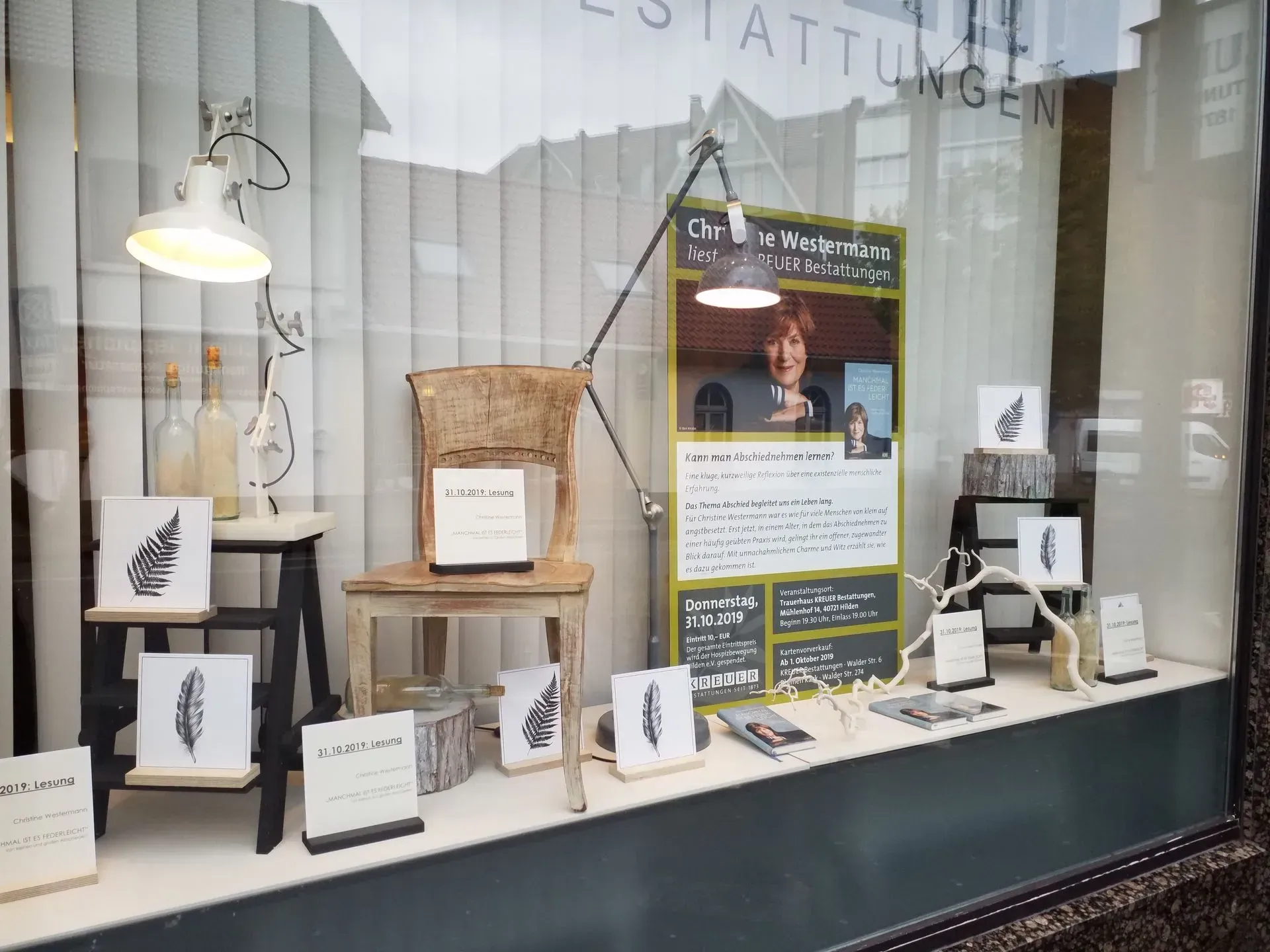 Ein Schaufenster mit dem Bild einer Frau darauf, Stefanie Cremerius raum-station