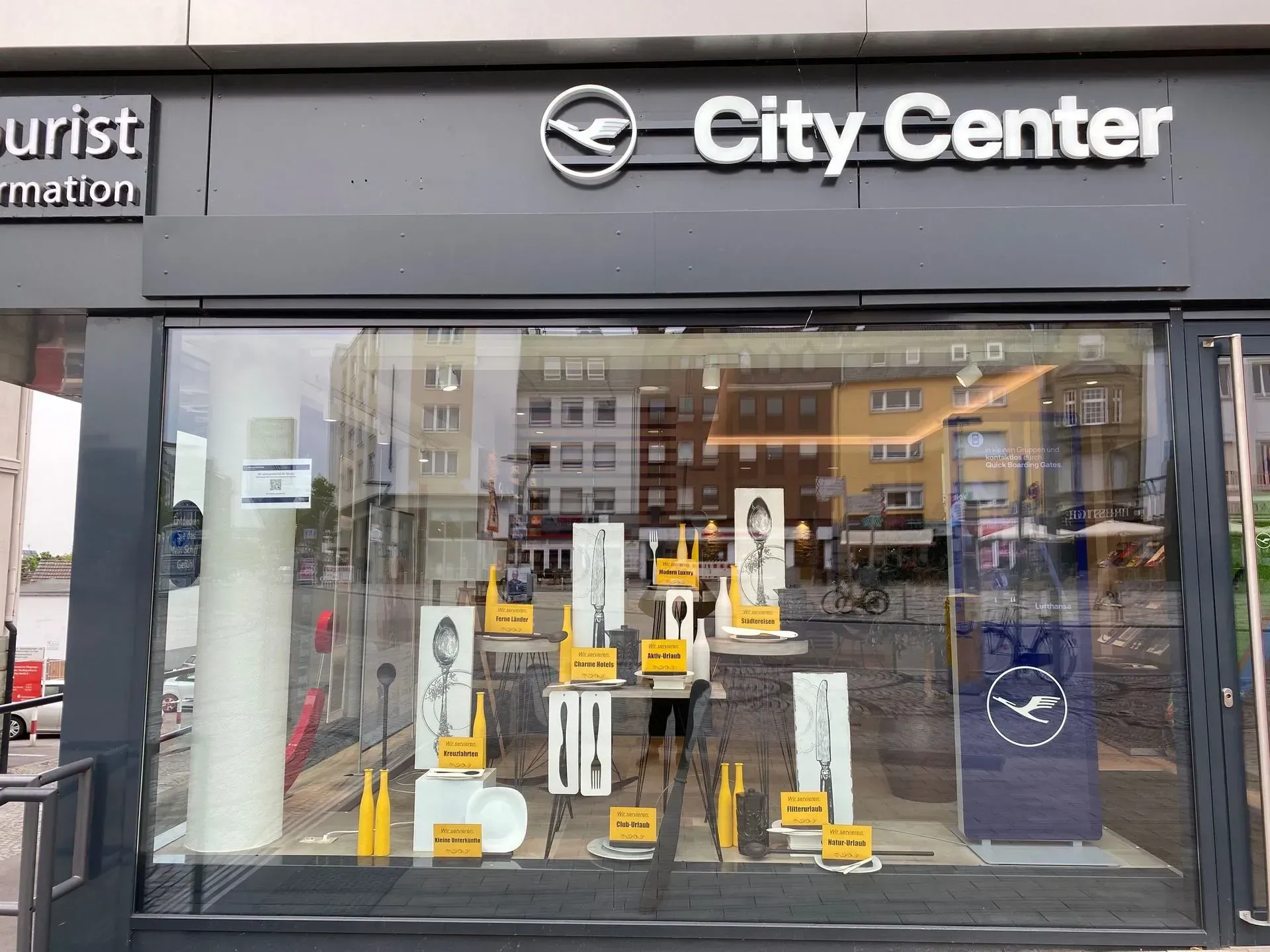 Eine Ladenfront im Stadtzentrum mit einem Glasfenster