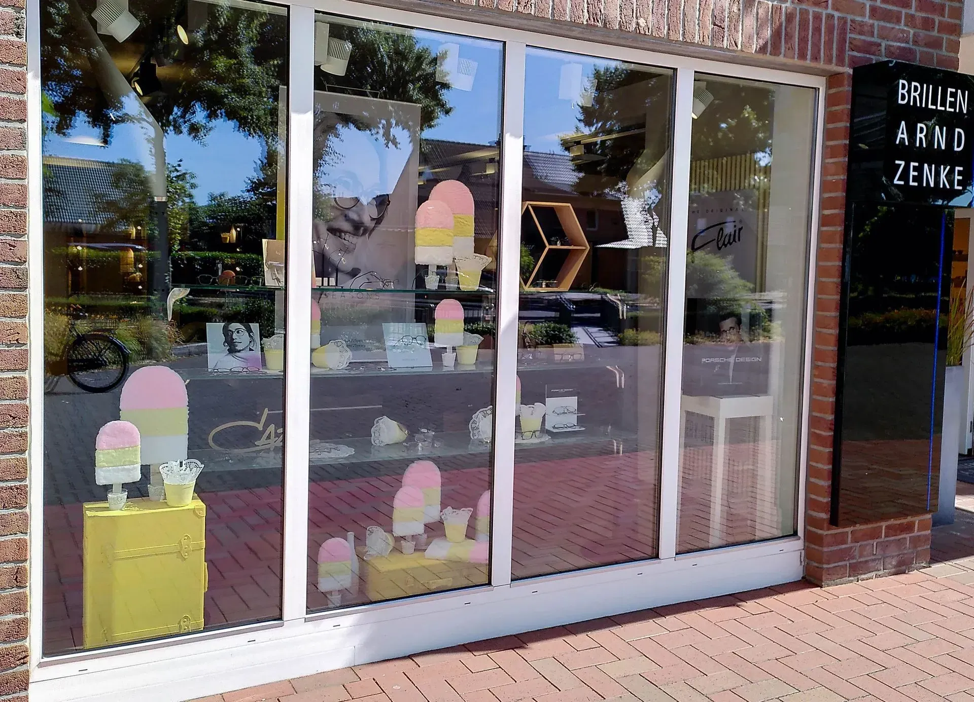 Eine Ladenfront mit einem Schild mit der Aufschrift „Tag 4“