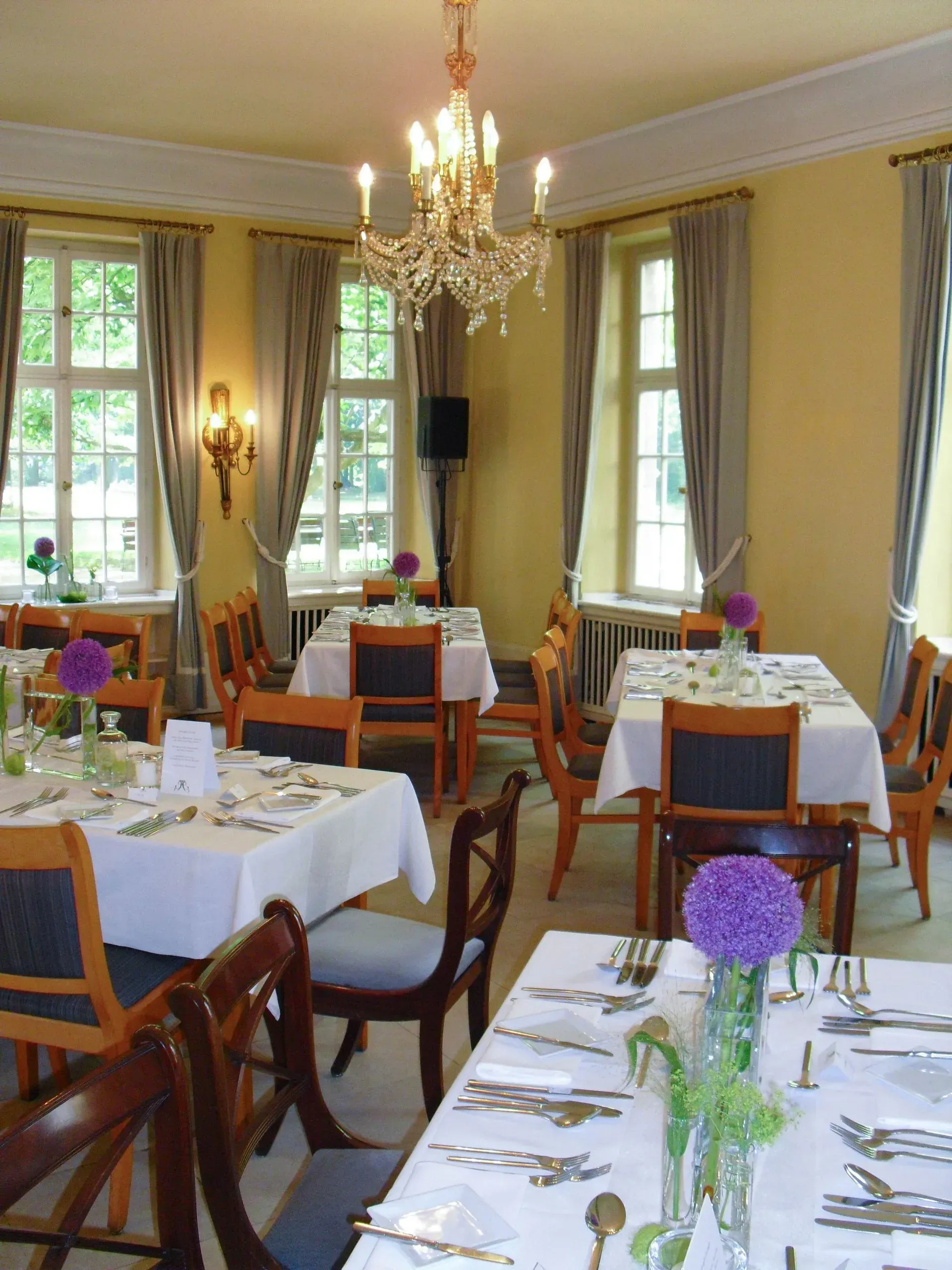 Ein Esszimmer mit lila Blumen auf den Tischen