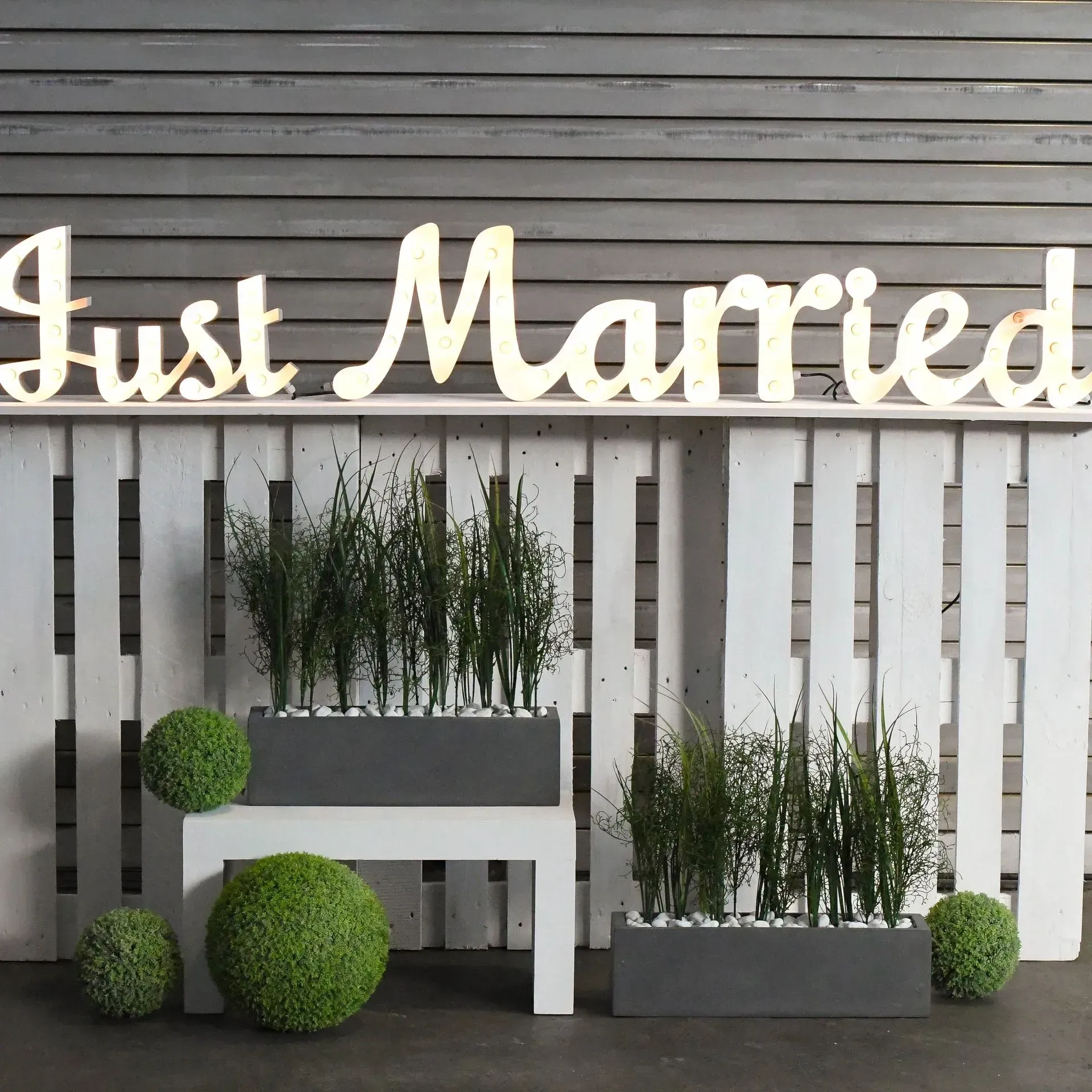 Ein Schild mit der Aufschrift „Just married“ an einer Holzwand, Stefanie Cremerius raum-station