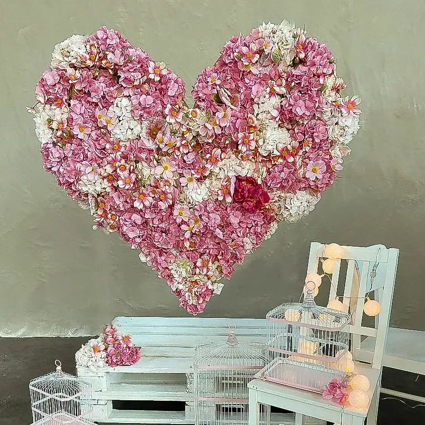 Ein Herz aus rosa und weißen Blumen