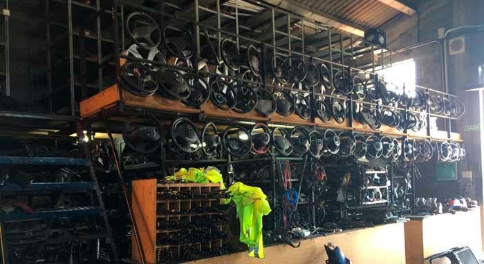 Un almacén lleno de piezas y ruedas de motocicletas.