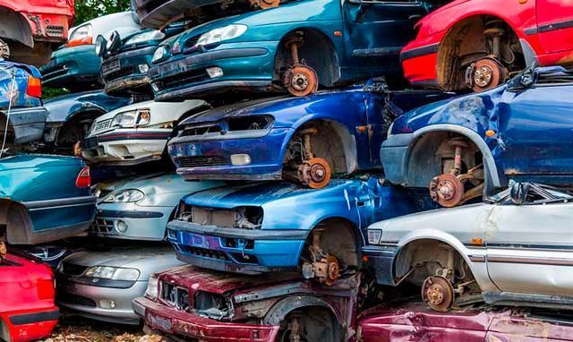 Una pila de coches viejos están apilados uno encima del otro.