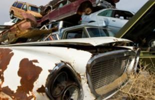 Una pila de coches viejos están apilados uno encima del otro.