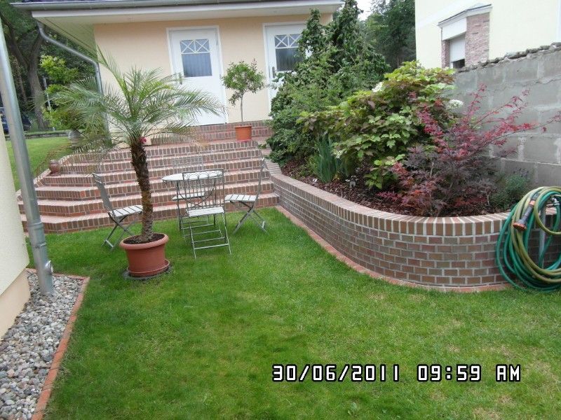 neuer Garten mit großer Treppe